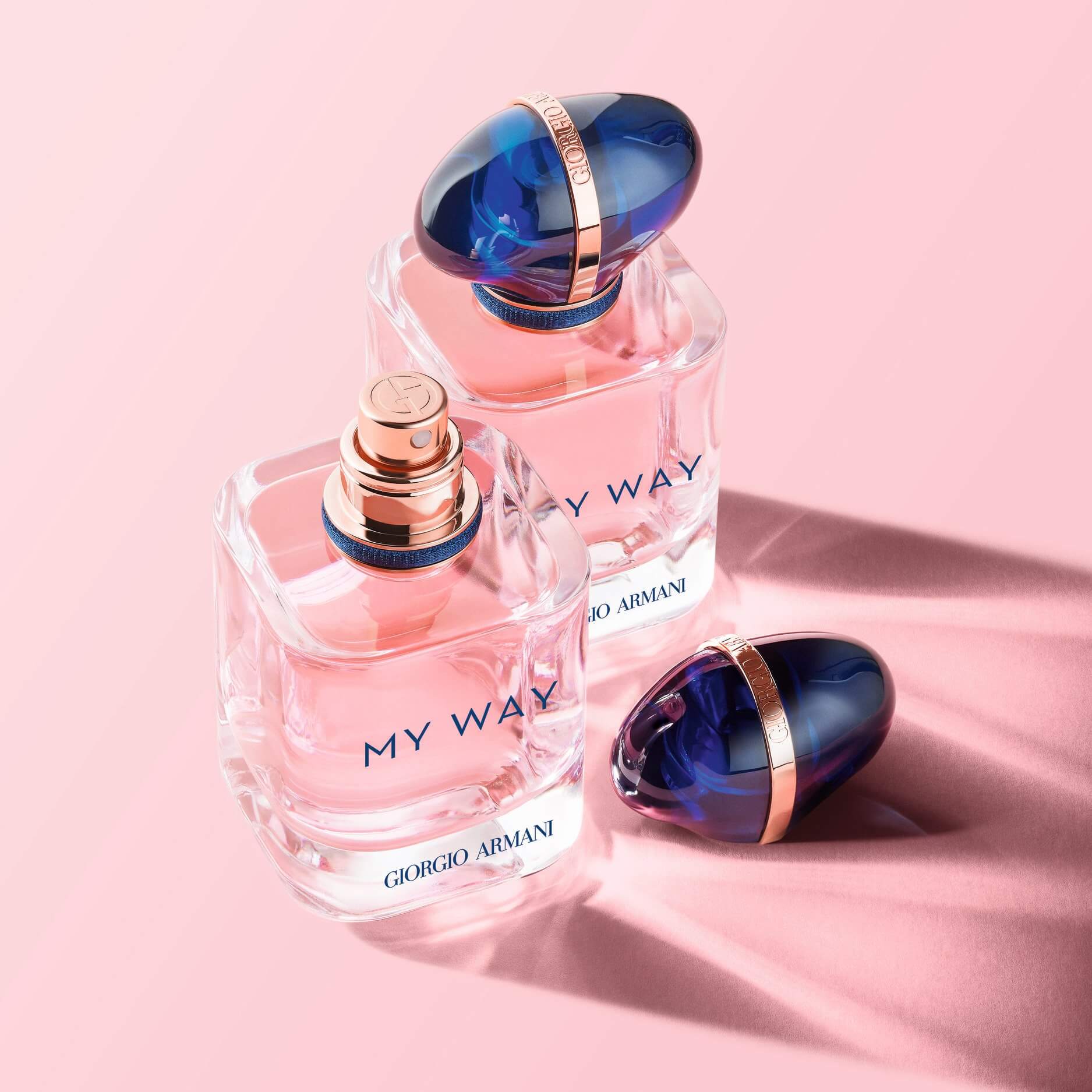 Giorgio Armani My Way EDP  ขวดสวยหรูอลังการบรรจุน้ำหอมสีชมพู ฝาสีน้ำเงินและสีทองสื่อความหมายถึงโลกซึ่งเชื่อมโยงเรากับธรรมชาติ วงแหวนสีทองเป็นสัญลักษ์ณ์ของเส้นทางที่ไม่เหมือนใครที่สว่างไสว