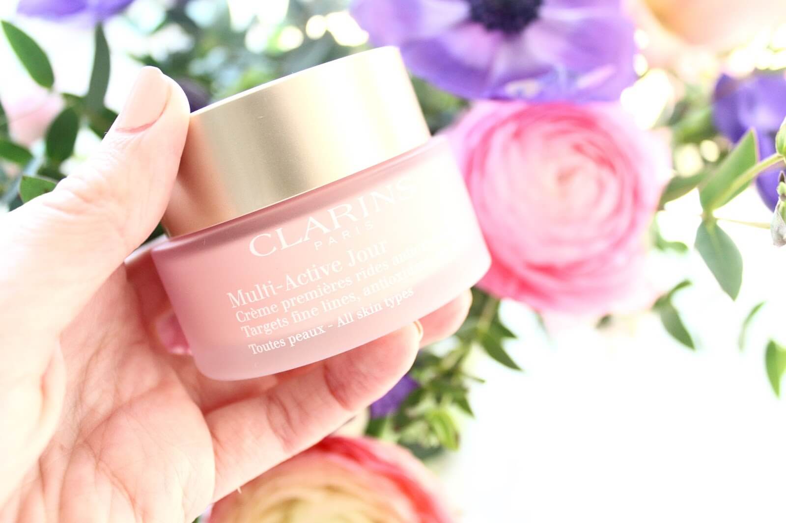 Clarins Multi-Active Jour Targets Fine Lines Antioxidant Day Cream 5 ml   ประกอบด้วยสารสกัด Ambiaty พืชในตำรายาจากมาดากัสก้า ช่วยสมานรอยต่อระหว่างชั้นผิว ฟื้นฟูขบวนการส่งผ่านอาหารและน้ำในผิว  ช่วยลดเลือนริ้วรอยแรกก่อนวัย Hesperidin, สารสกัดจากเปลือกส้มคุณค่าต่อต้านอนุมูลอิสระและปกป้องผิวจากสิ่งแวดล้อมในเวลากลางวัน  ที่อยู่ในรูปของ Multi - Lmelins แคปซูลพิเศษที่จะส่งผ่านคุณค่าปกป้องผิวได้ทุกเวลายาวนานตลอดวันเท่าที่ผิวต้องการ
