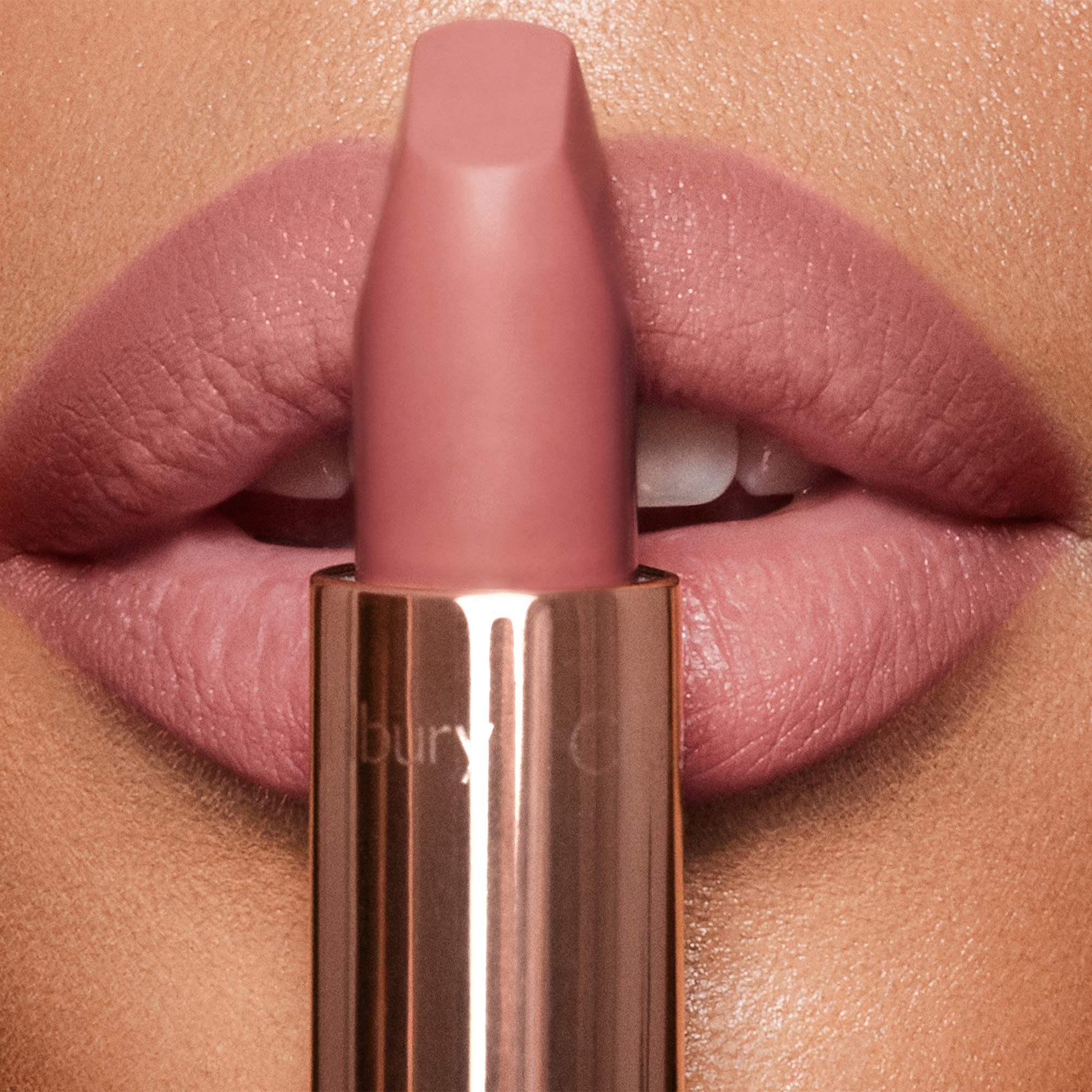 Matte Revolution Lipstick #Pillow Talk 1.1g ลิปสติกเนื้อแมทเพิ่มสีสันอย่างเป็นธรรมชาติ พร้อมสารบำรุงให้ริมฝีปากเรียบเนียน อ่อนเยาว์ยิ่งขึ้น